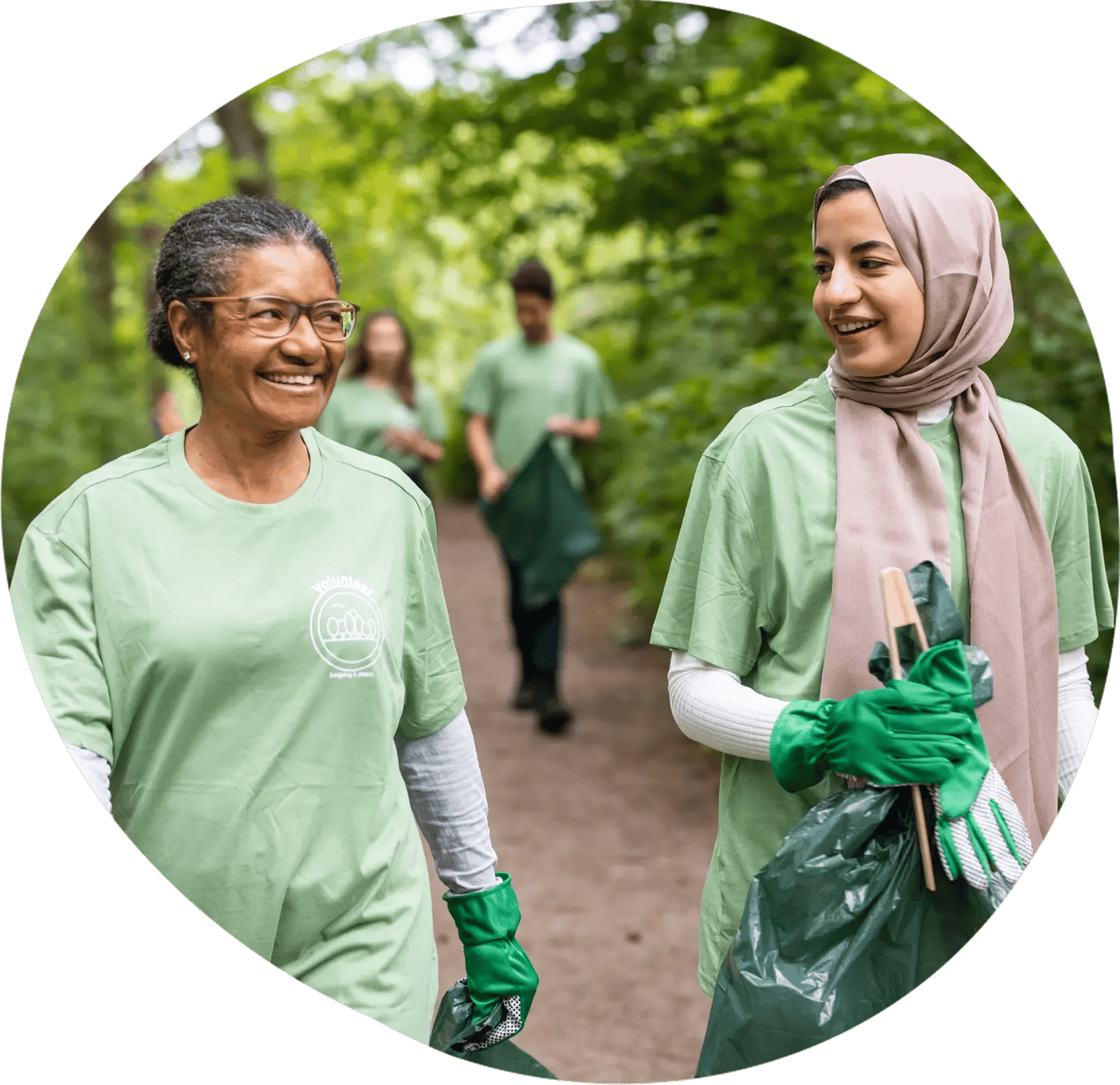 Mujeres se ofrecen como voluntarias para recoger basura en el bosque