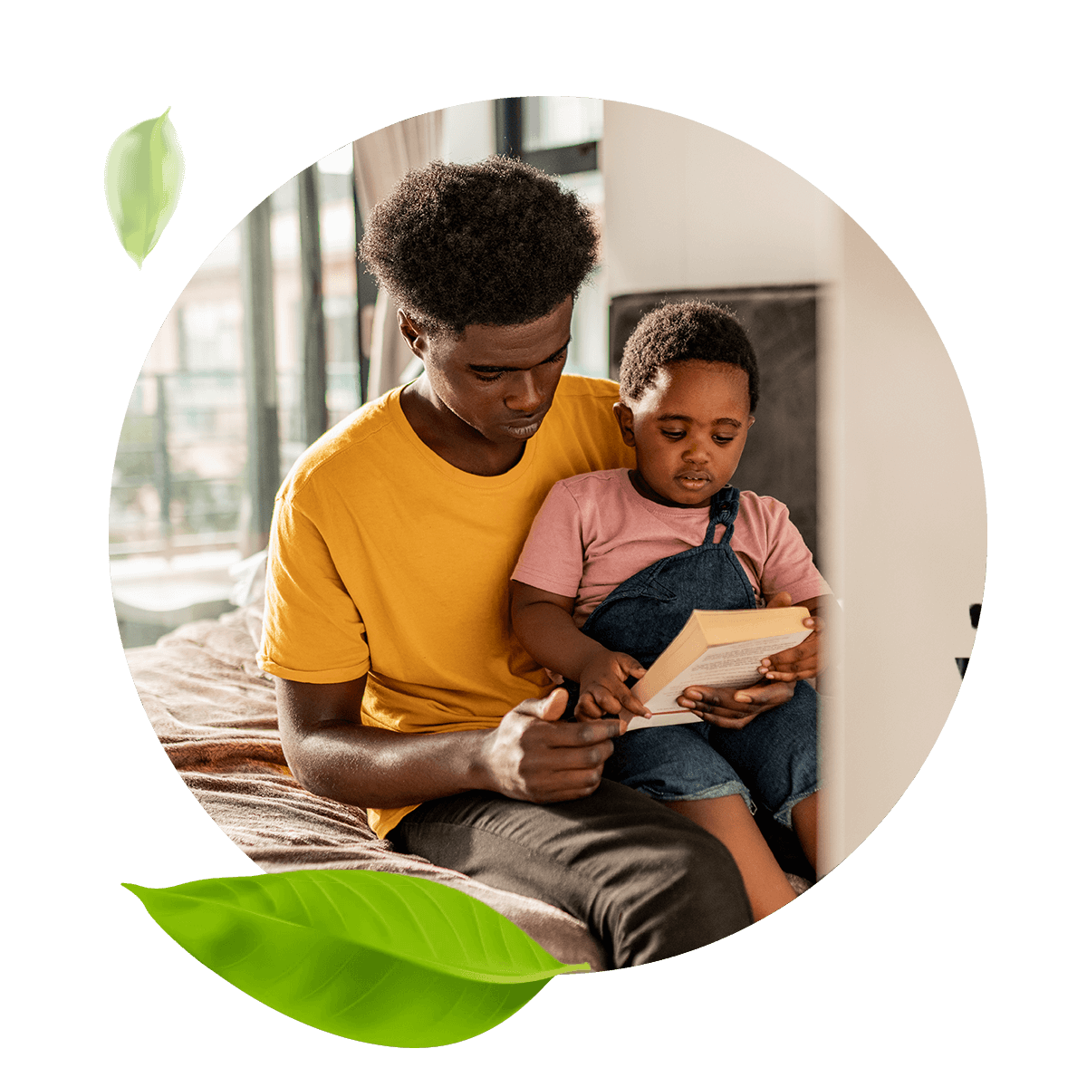 Homme qui lit un livre à un enfant